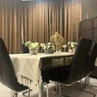 غرفة طعام 6 أشخاص مع 6 كراسي جلد بحالة ممتازة