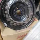جنط تويوتا يارس مع طيسها وصواميلها وكاله