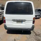 باص تويوتا موديل 2004 فيه بعض الرش من الخارج