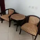 كرسي الخشبي وطاولة للبيع عاجل