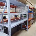 رفوف بيت مستودع