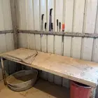 أدوات سلاخ جزار مع صحنين