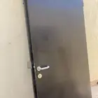 للبيع طاولة طعام و مساند ظهر و مغسلة يدين وباب خشب