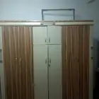 خزانة دولاب وبيرو وكومدينة صغيرة