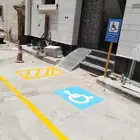 تخطيط مواقف السيارات مع رسم موقف ذوي الاحتياجات الخاصة