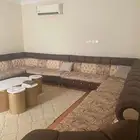 كنب مجلس كامل مع طاولات طقم للبيع نضيف