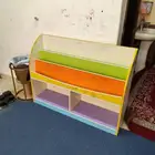رف خشبي للأطفال مع حجرات للأحذية والكتب