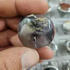 حجر خيل وغزال وطفل