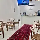 كراسي مقهى للبيع عدد 22 و طاولات 8 وجهاز كاشير بكل محتوياته