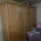 دولاب كبير وجلسه ارضيه ومراية ومزهريه وطاولتين للبيع نظيفه