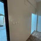 غرف عزاب بحمام خاص بل عوالي في مكان جيد