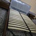 سرير مع 2 كمدينو ايكيا نظيفه جدا