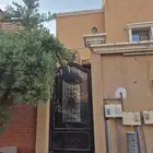 للبيع شقة ارضية حي الدكاترة خمس غرف 600 الف