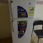 للبيع ثلاجه وكرسي حديد