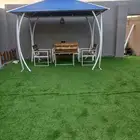 مظلة هرمية متحركة مع كراسي وطاولة