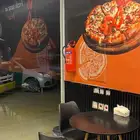 محل بيتزا للتقبيل