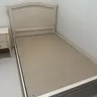 اثاث غرفه للبيع سريرين مع تسريحه وطاوله سرير جانبيه