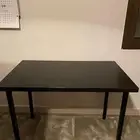 طاولة سوداء