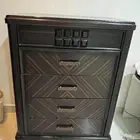 للبيع دولاب ملابس (شفنيره) و دولاب المنيوم ( بحاله ممتازه )
