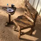 كرسي وطاولة خشب بصناعة يدوية