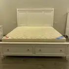 سرير وطاولات خدمه وموكيت