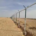 تنفيذ اعمال السياج و الشبوك. وجميع الاعمال