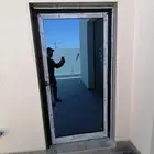 فني تركيب زجاج سكريت وزجاج استراكشر