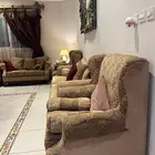 للبيع كنب امريكي ستائر وطاولتين ولوحة فنية