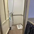 غرفة و حمام مؤثثة بثلاجة و فرن و مكيف