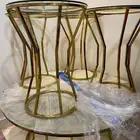 طاولة مع خدمه