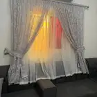 جلسة كنب أنيقة مع ستارة وشيفون