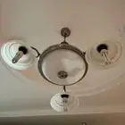 للبيع ثريات و لمبات سقف ( بحاله ممتازه )