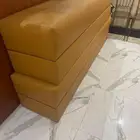 كنب وكراسي ومرايات وطاولات