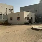 حوش وبداخله غرفتين ومطبخ ودورة مياه في حي الحرازات