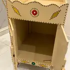 عربية على مفر دولاب خشبي