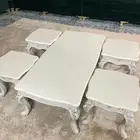 طاولة بيضاء