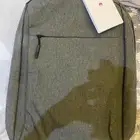 حقيبة ظهر جديدة بقراطيسها