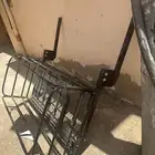 سلة وطاولة
