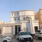فيلا حرة درج داخلي مع شقتين للبيع بحي الرمال الذهبي