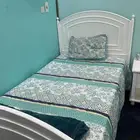 سريرين وتسريحتين وكوميدينتين ودرج كبير زي ماهو موضح بالصوره