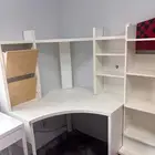 مكاتب لون ابيض