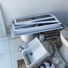 باب خشب ومرايا وكرسي و مغاسل وشباك