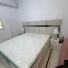 سرير مع كومدينة مع مرتبة