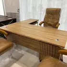 طاولة مكتب مع كراسي بسعر مخفض  الألوان متاحةlable