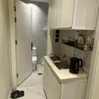 غرفة جديدة مفروشة بحمام ومطبخ