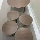 طاوله نظيفه مع اربعه صغار خدمه