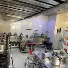 يوجد مطعم مضغوط في موقع مميز وشغال للاجار لعدم التفرغ