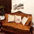 طقم كنب كامل معه طاولة و تلفزيون برسيفر
