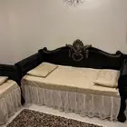 ثلاث كراسي تفصيل للبيع مع ملحقاتها