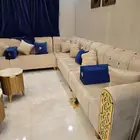 كنب للبيع مع الستائر والطاولات